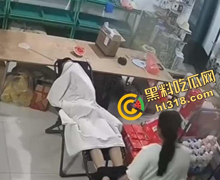 大白天门店打飞机被顾客撞见，店主骚到开着门撸管，顾客进门直接吓懵，这饥渴劲头是真服了！-12