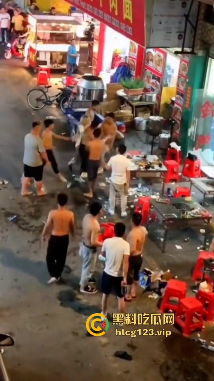 广东街头多人持刀互砍！血洒街头惨不忍睹 现场视频曝光砍头细节 太吓人了-2