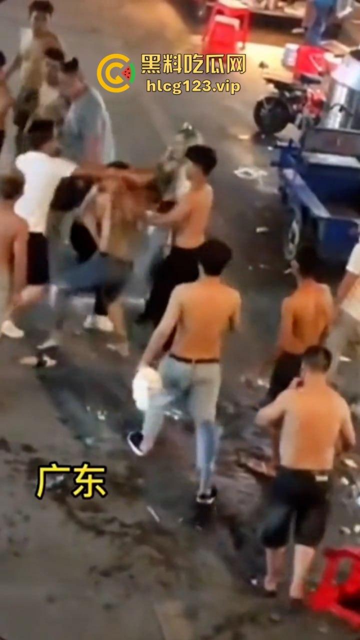 广东街头多人持刀互砍！血洒街头惨不忍睹 现场视频曝光砍头细节 太吓人了-4