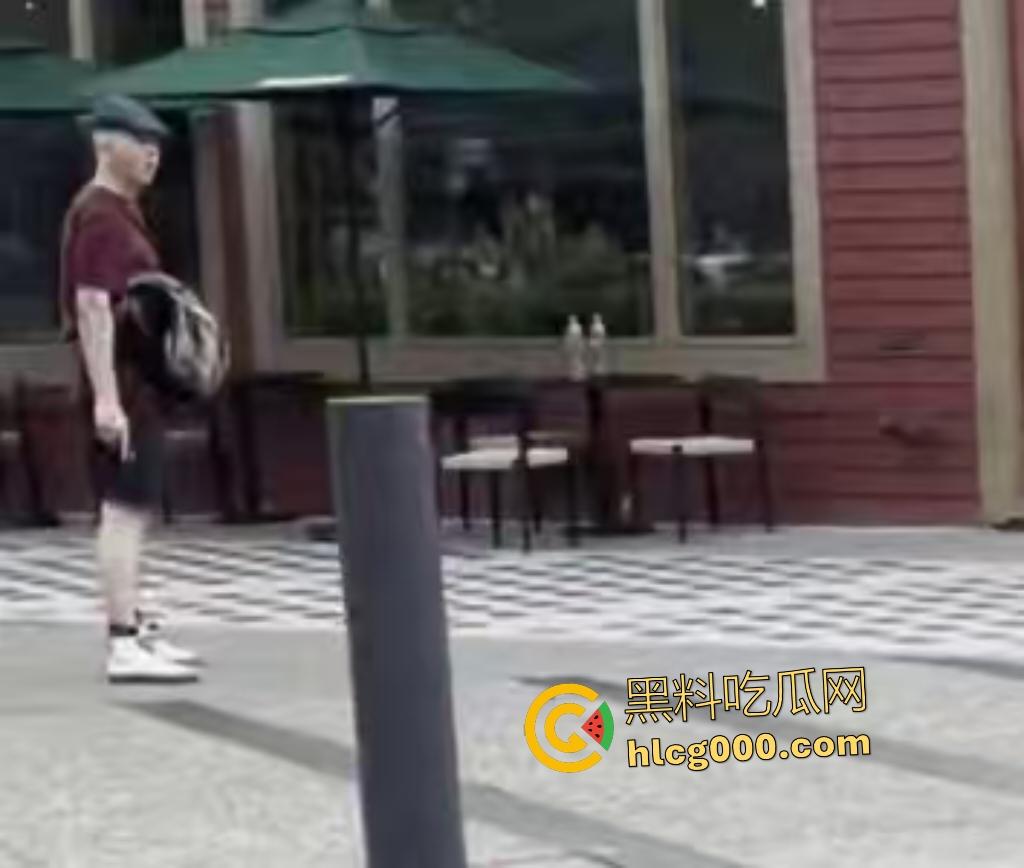 西雅图街头轮椅男持刀挑衅，谁料对方竟有手枪，直接被突突，血溅阿拉斯加路！-5