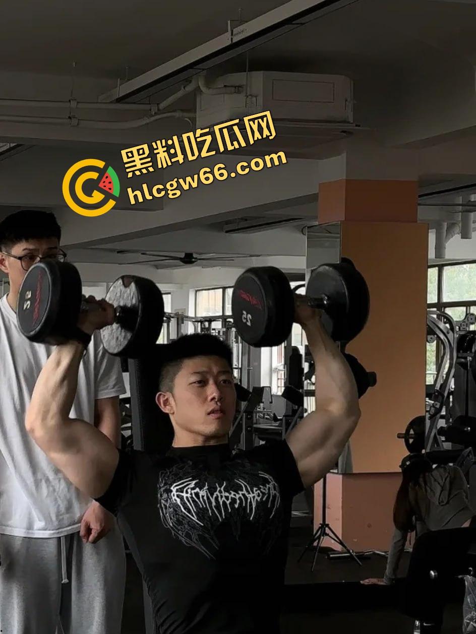 成都饥渴小骚0酒店三人行！召唤两个健身教练轮草他，亲摸舔操爽翻天！-1