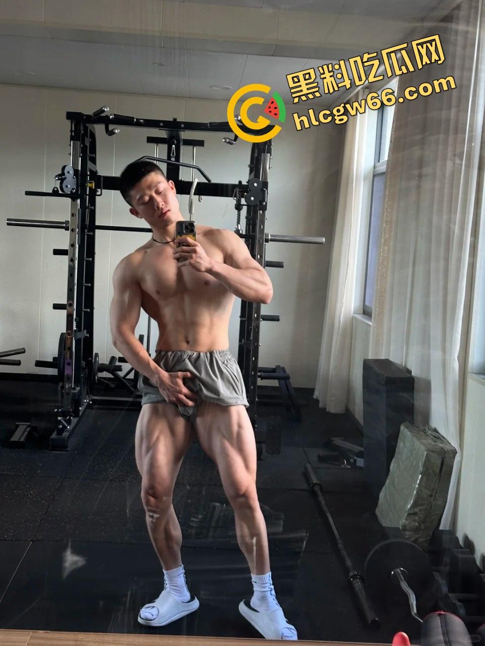 成都饥渴小骚0酒店三人行！召唤两个健身教练轮草他，亲摸舔操爽翻天！-3