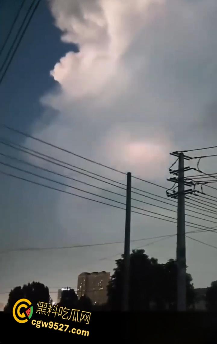 抖音上疯传灵异事件，长白山昆仑山哀牢山天空突变，道友雷电中渡劫升仙，龙影现世抓拍视频大合集 ！-2