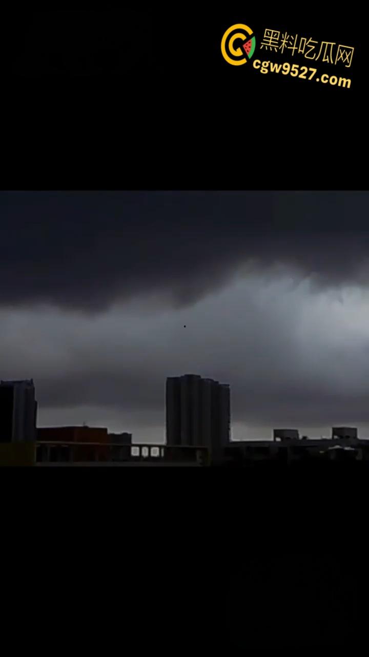 抖音上疯传灵异事件，长白山昆仑山哀牢山天空突变，道友雷电中渡劫升仙，龙影现世抓拍视频大合集 ！-5