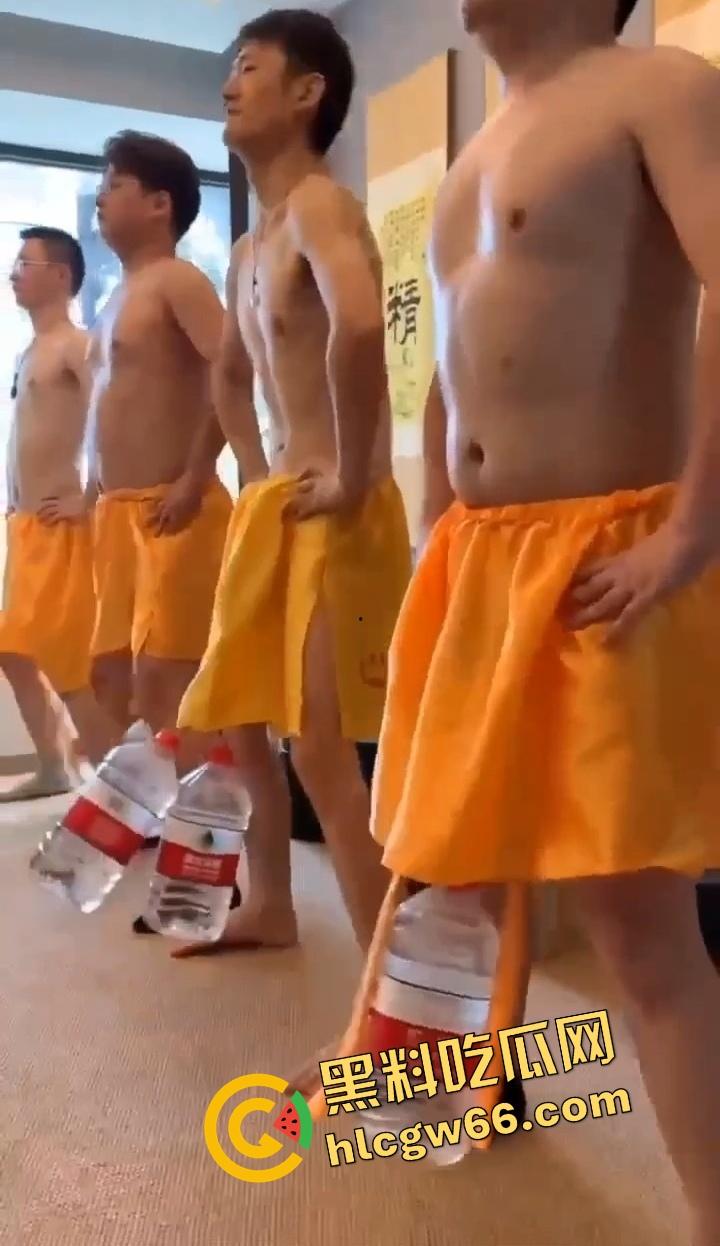 坠蛋狠人现身，农夫山泉挂蛋蛋只是日常，吊妹子上天才是绝活，这根铁鸡儿能打穿玄武门！-1