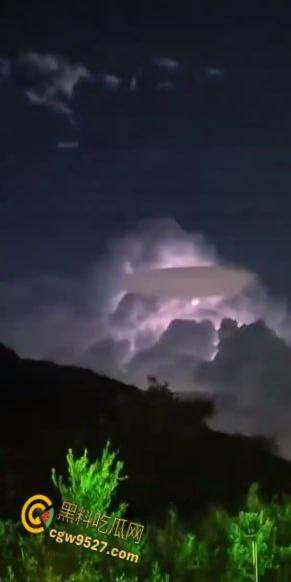 抖音上疯传灵异事件，长白山昆仑山哀牢山天空突变，道友雷电中渡劫升仙，龙影现世抓拍视频大合集 ！-7