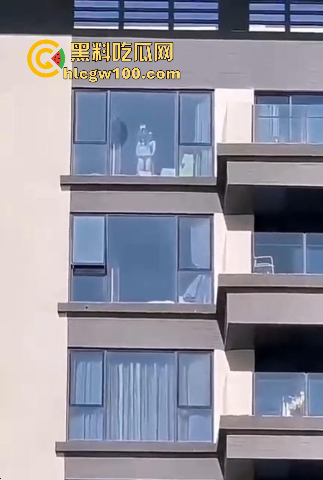 杭州不雅之窗全程记录 邻居奶子贴窗打炮撞击啪啪作响 mate70非凡大师拍得4K清晰 真是遥遥领先！-11