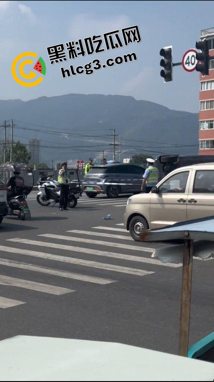 浙江乐清虹桥 特斯拉闯红灯突然加速冲撞电瓶车 造成3人重伤！监控实拍狼藉场面-3