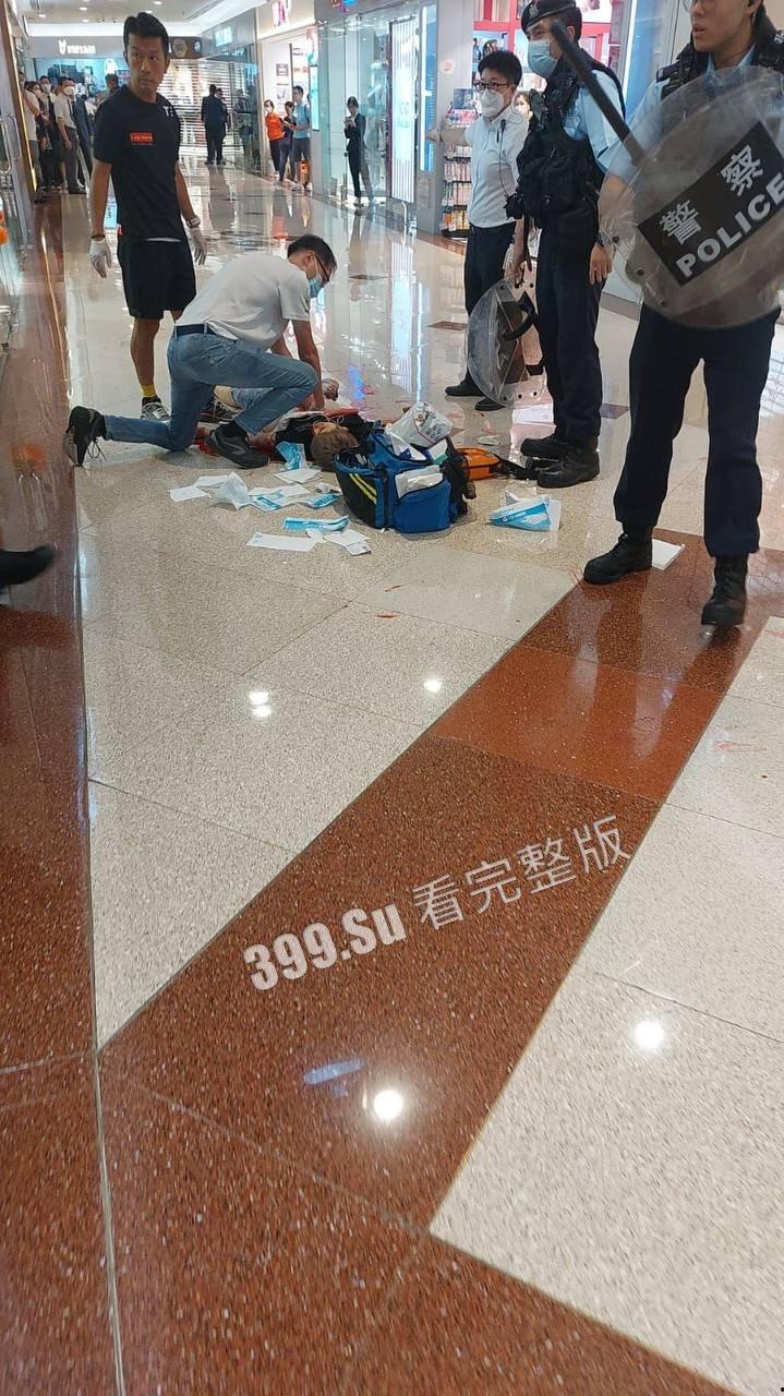 香港6月2日傍晚约5时，1男1女在钻石山荷里活广场3楼近戏院位置遭持刀追砍，被狠捅向心藏怒斩全身至少32刀，手法果断残忍-9