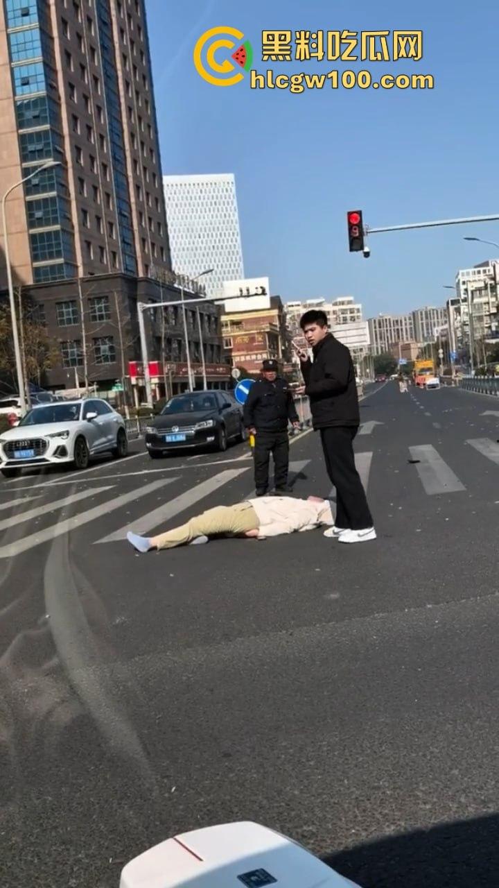 装逼撞死人！小米su7销售带客户试驾新车 红灯弹射起步 撞飞骑车路人 生死不明-13