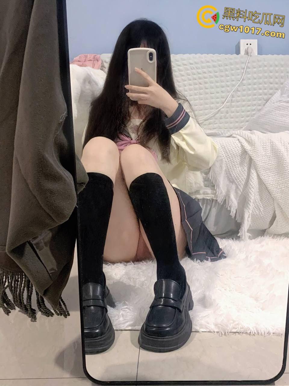 四川师范学院【李佳颖】，热爱jk的白虎一线天嫩逼，穿着JK让金主爸爸蒙眼玩弄，无套中出娇喘不断 ！-5