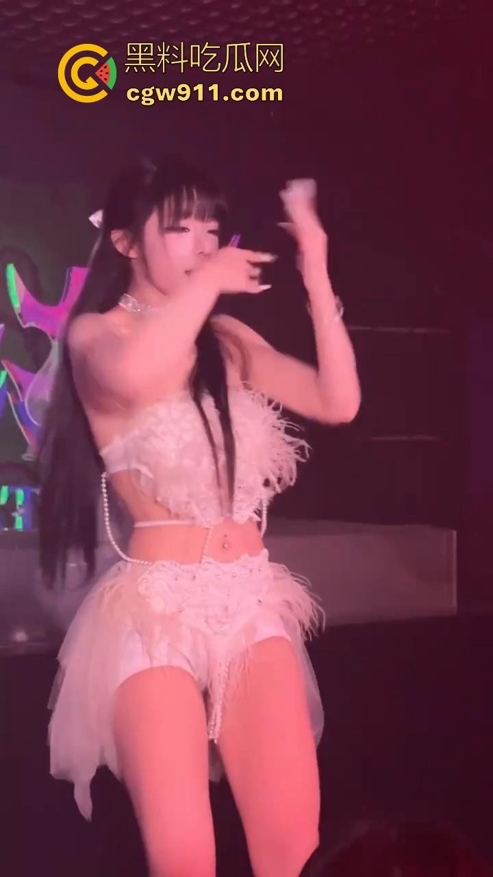 前面跳得有多骚，私下给就操的有多狼狈，土豪重金拿下酒吧模特，骑乘内射狠狠满足！-1