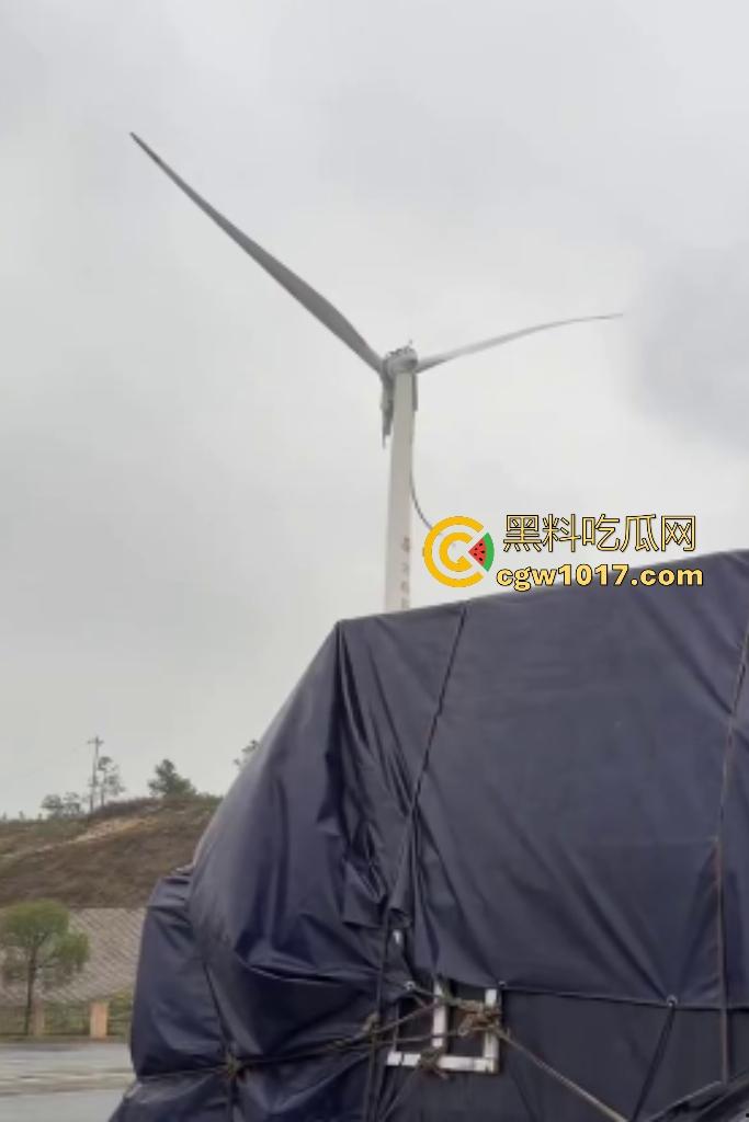 11月9日江西九江鄱阳湖服务区，吉电风扇叶突然断裂，玻璃纤维漫天飞舞，居民吸入有炸肺的风险，这都没人管？-8