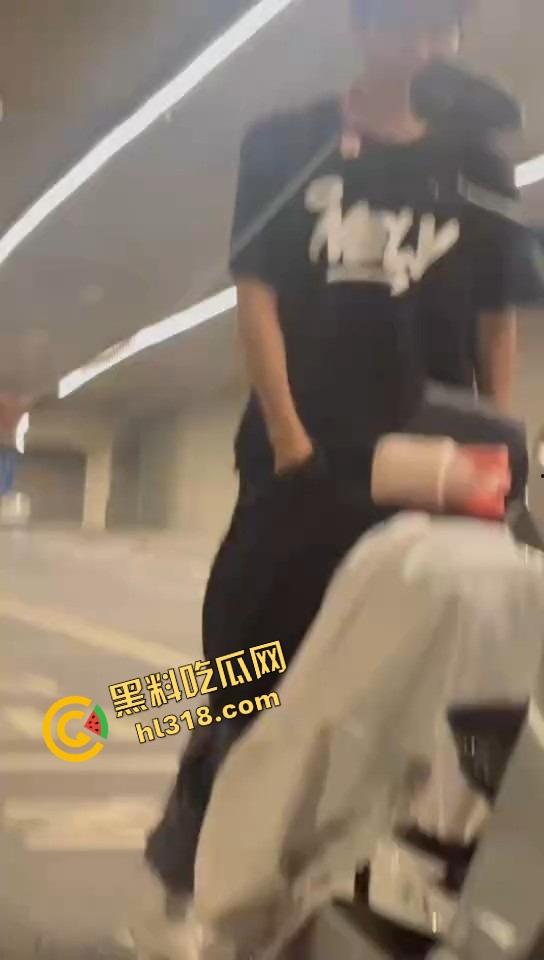 抖音摩托车圈热瓜，春风车主抬不起来的腰，终究还是断了，得吃哥跪地当狗舔高跟黑丝-10