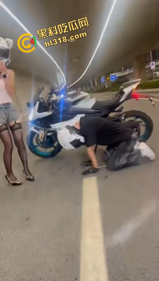 抖音摩托车圈热瓜，春风车主抬不起来的腰，终究还是断了，得吃哥跪地当狗舔高跟黑丝-18