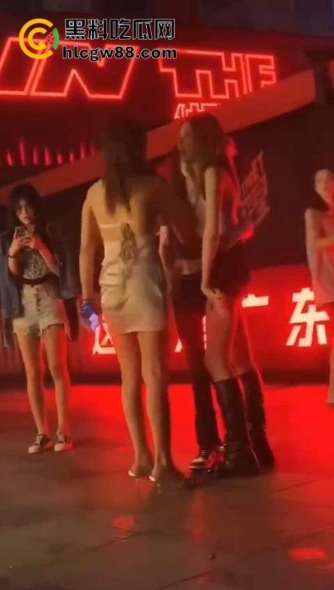 广东精神小妹街头火拼！齐逼小短裙说干就干，现场头发乱飞，裙子一抬春光乍泄，围观小伙猛抽烟围观！-4