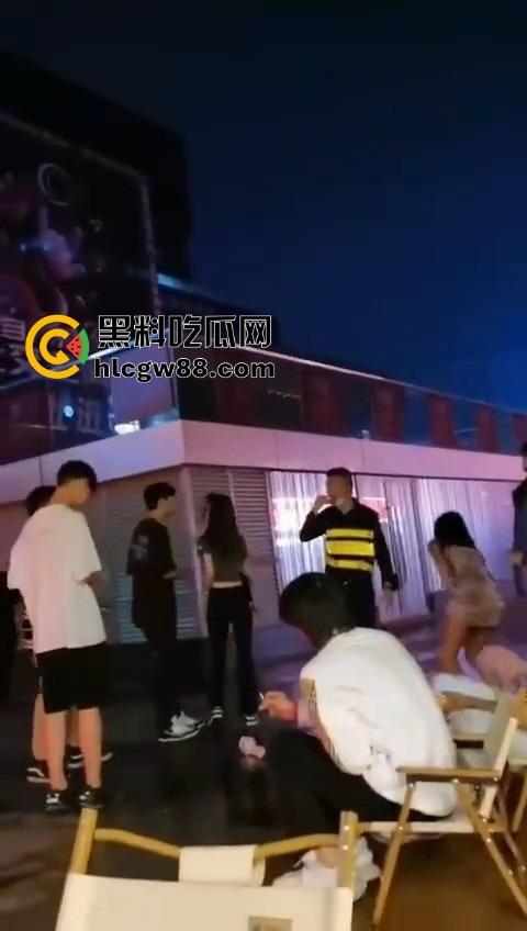 广东精神小妹街头火拼！齐逼小短裙说干就干，现场头发乱飞，裙子一抬春光乍泄，围观小伙猛抽烟围观！-11