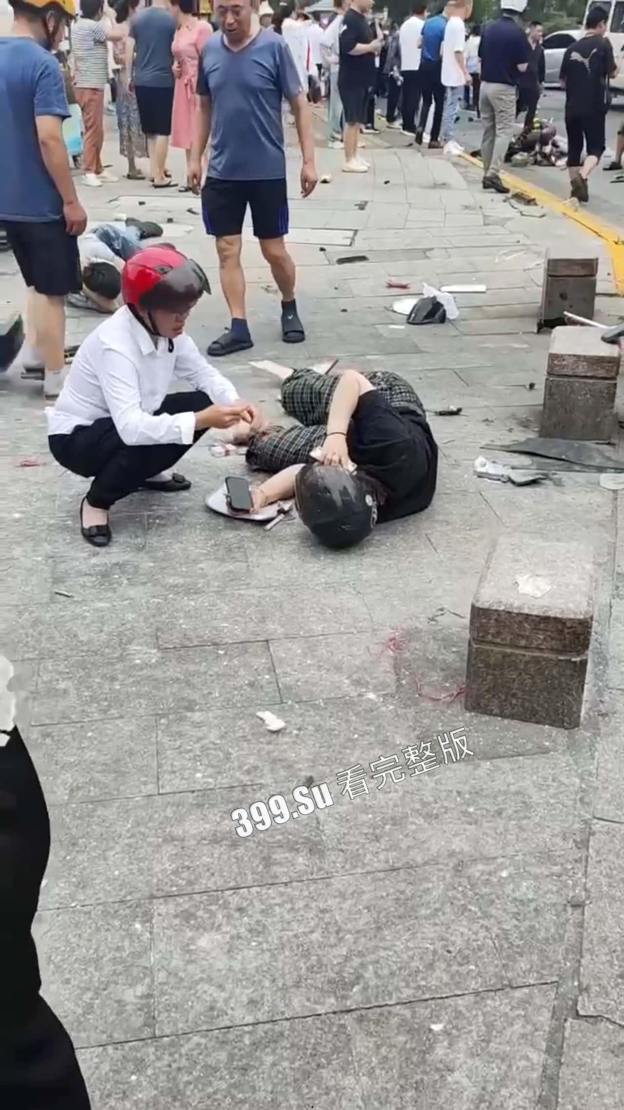 7.13盐城 文泽府邸小区 宝马车主 吸加料电子烟上头  连闯红灯朝人堆里撞  下车仍淡定打电话  现场视频惨烈-3