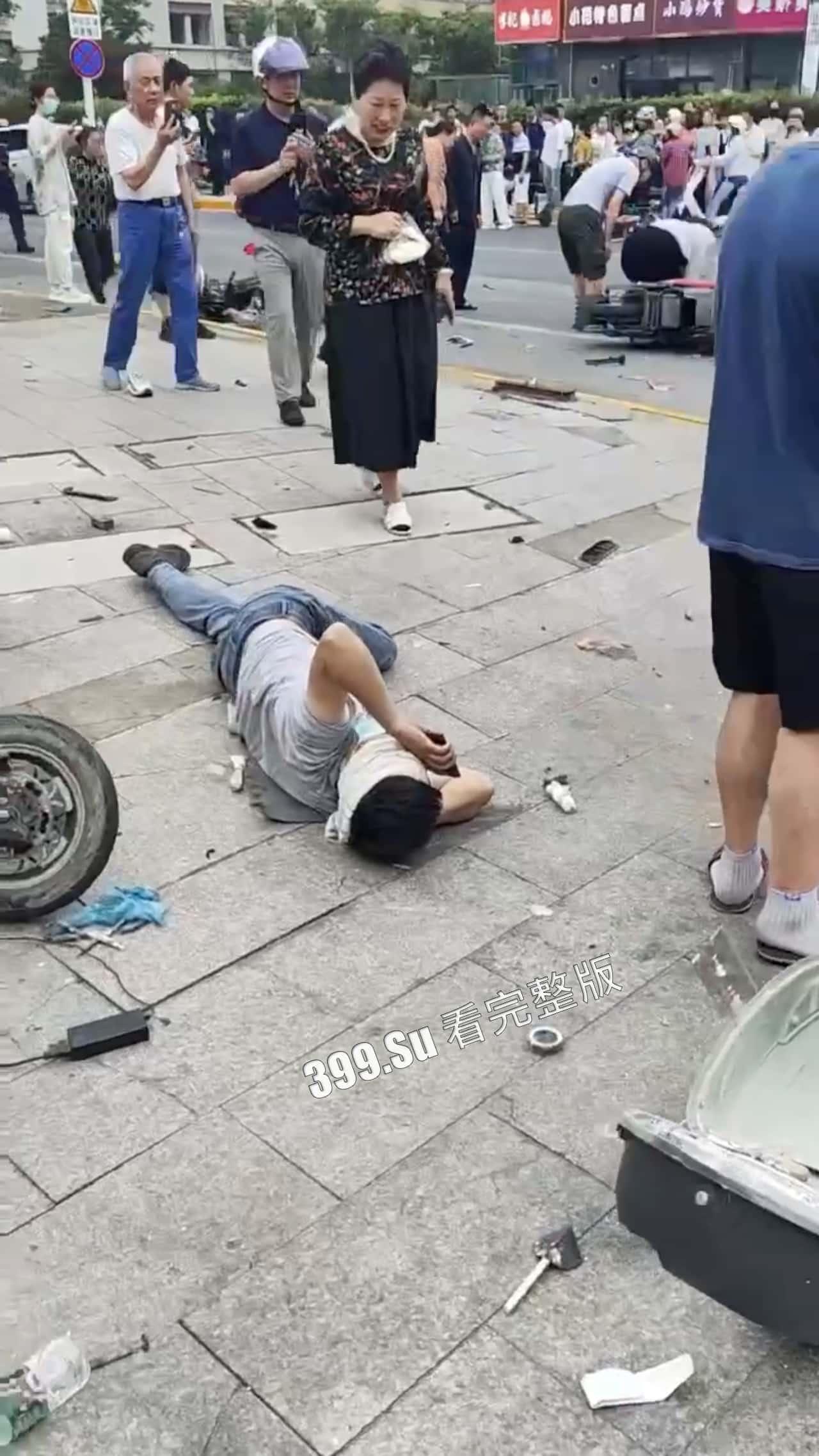 7.13盐城 文泽府邸小区 宝马车主 吸加料电子烟上头  连闯红灯朝人堆里撞  下车仍淡定打电话  现场视频惨烈-4