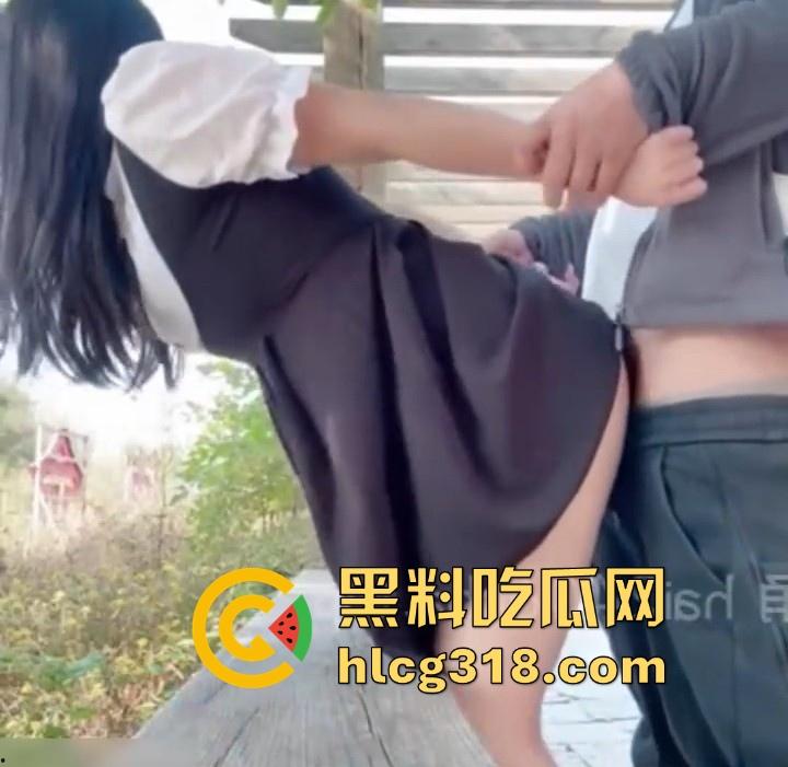 带着清纯妹妹外出公园野战,趁着没人扒下内裤,后入抽插白嫩翘臀,想上位骑乘差点被发现。-5