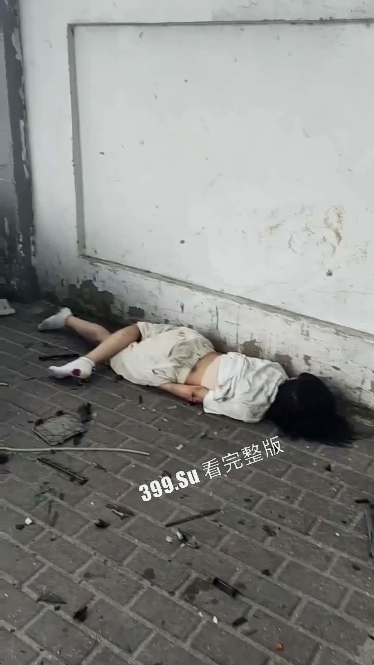 7.13盐城 文泽府邸小区 宝马车主 吸加料电子烟上头  连闯红灯朝人堆里撞  下车仍淡定打电话  现场视频惨烈-7