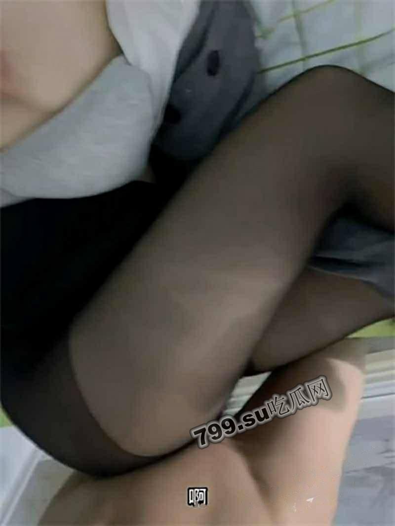 乱伦大神迷恋『晓彤表妹』新作  体验情趣黑丝的诱惑 操着表妹的白虎美穴-4