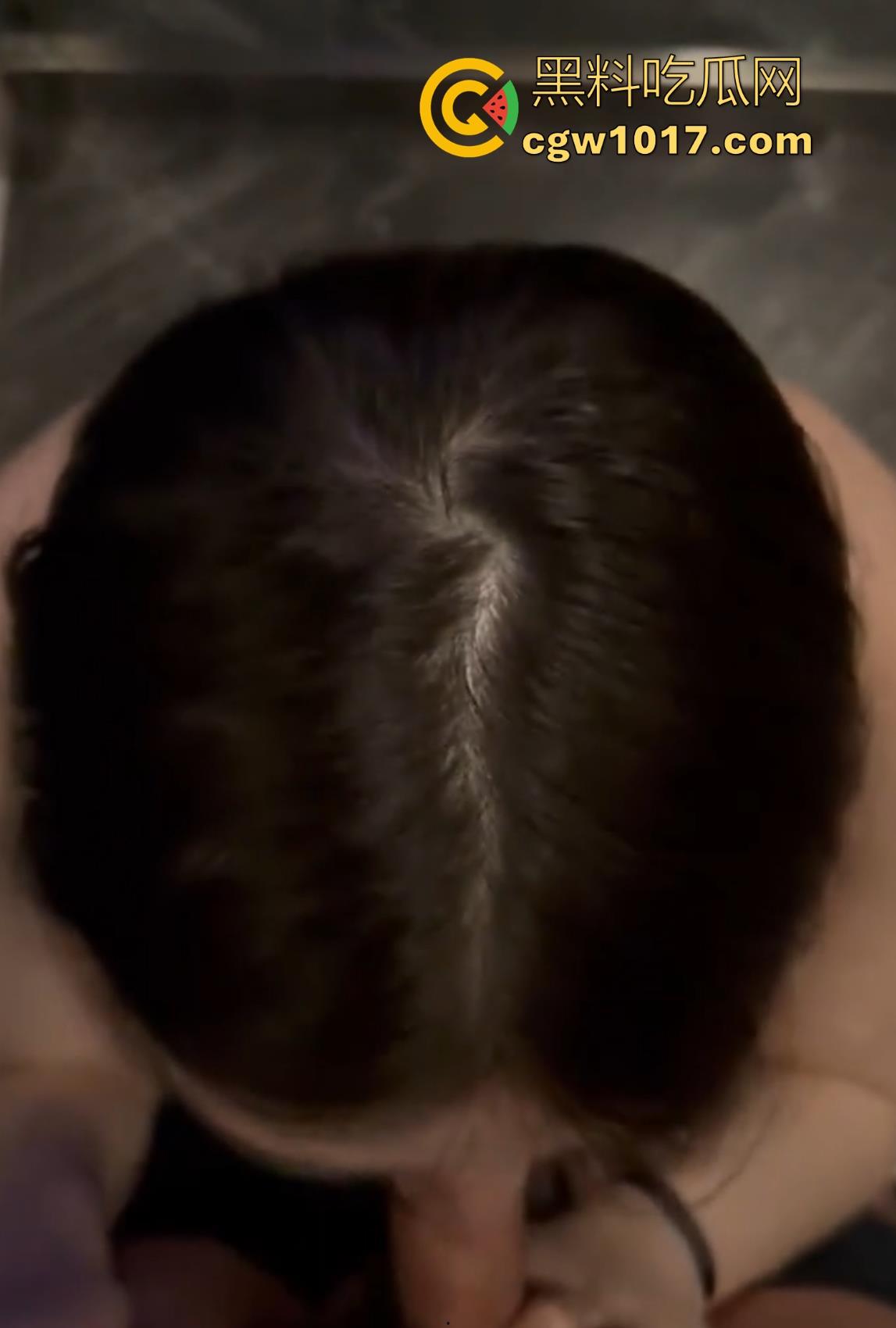 重庆极品陪酒女化身母狗献身客户，身穿黑丝情趣跪地舔屌，精湛的口技搭配上风骚的气质，简直反差到了骨子里！-7