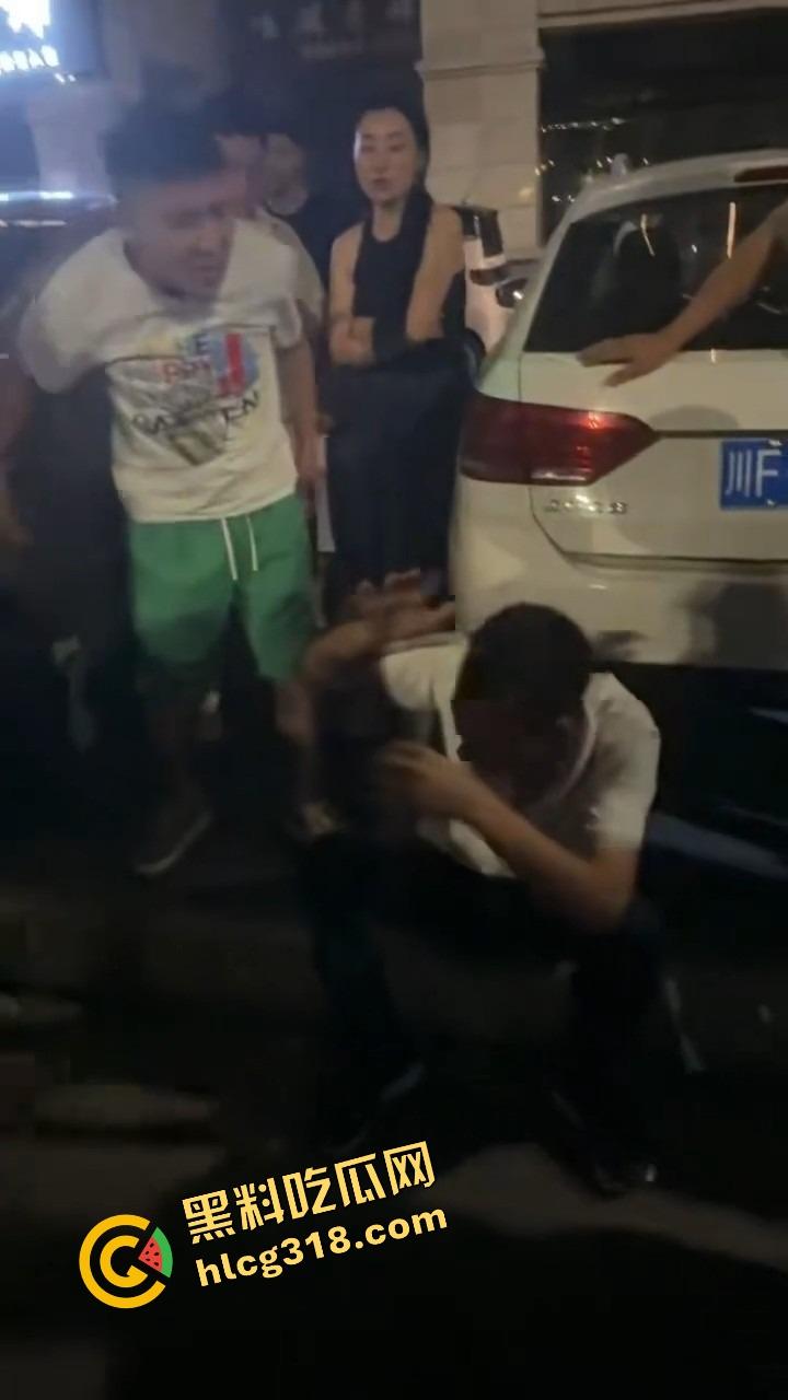 彭山老毕登抖音撩小妹妹，酒店门口被亲爹堵住一顿胖揍，老色胚当场趴窝，路人全程围观叫好！-5