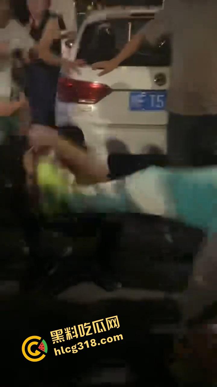 彭山老毕登抖音撩小妹妹，酒店门口被亲爹堵住一顿胖揍，老色胚当场趴窝，路人全程围观叫好！-8