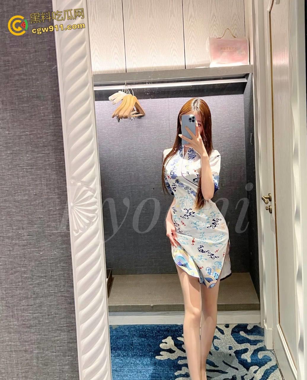 海航空姐【童谣s】，空乘制服都没来得及脱，就被金主车震手撕肉丝，无套中出白虎嫩穴，后入啪啪撞击臀浪翻滚！-1