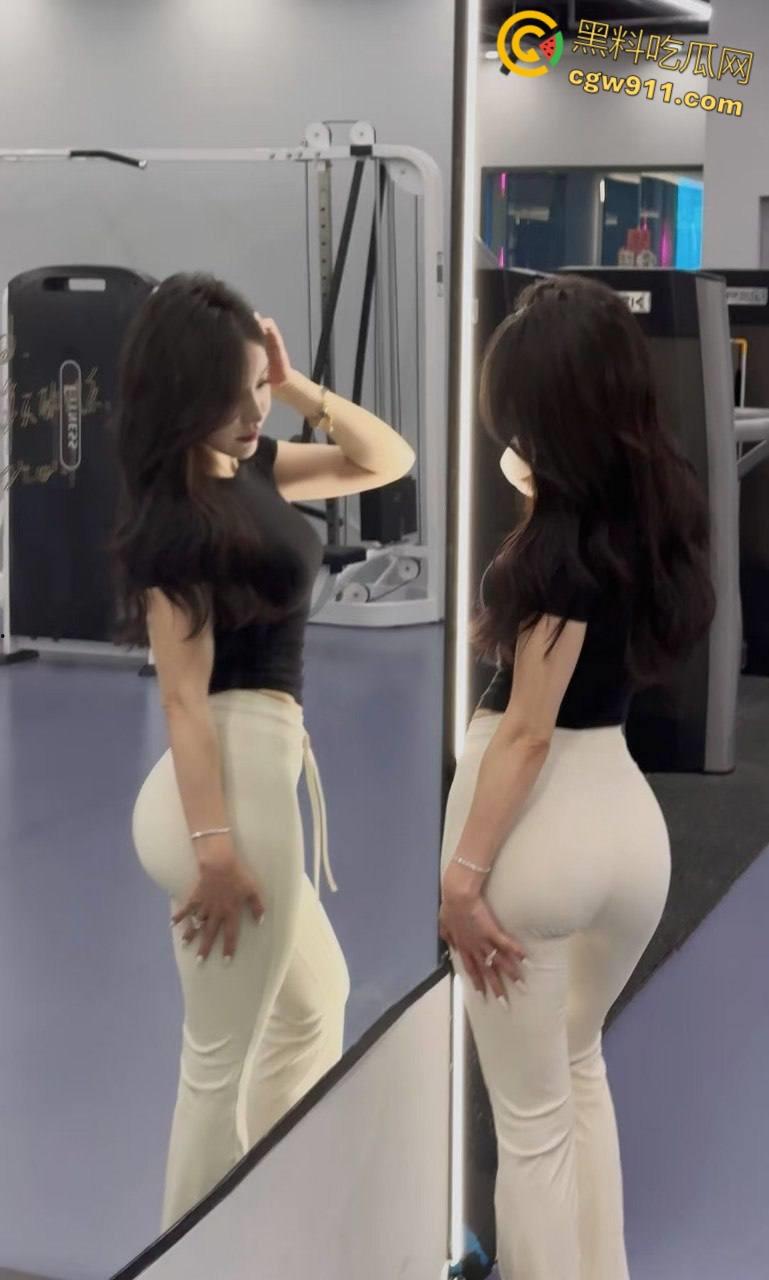 海航空姐【童谣s】，空乘制服都没来得及脱，就被金主车震手撕肉丝，无套中出白虎嫩穴，后入啪啪撞击臀浪翻滚！-2