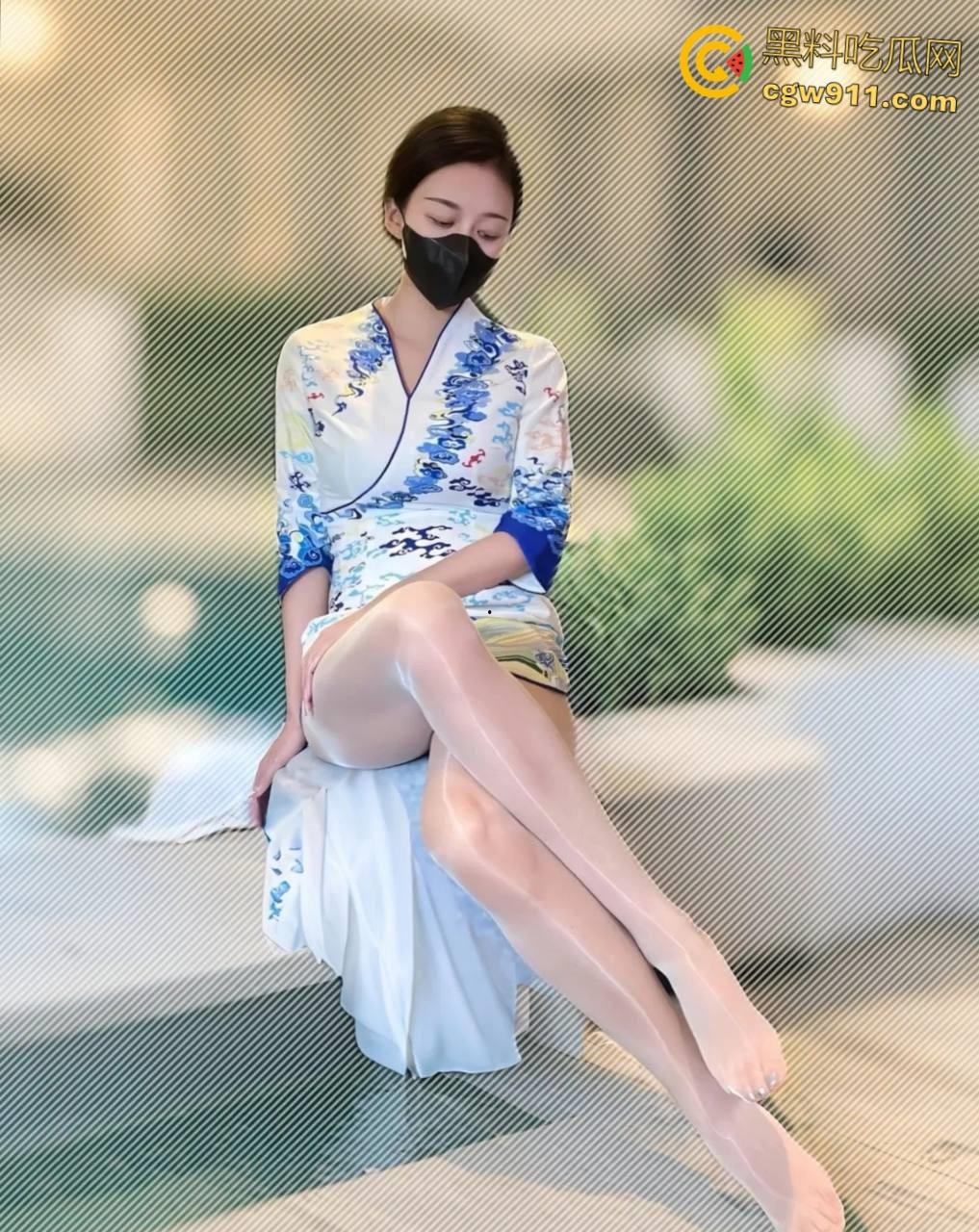 海航空姐【童谣s】，空乘制服都没来得及脱，就被金主车震手撕肉丝，无套中出白虎嫩穴，后入啪啪撞击臀浪翻滚！-5