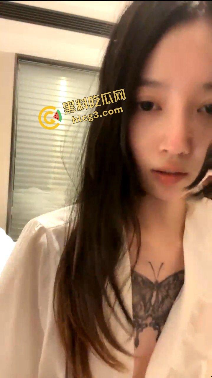 高颜值新人白虎反差婊『小蝴蝶飞』下海直播做爱 胸口纹身吸睛 调教开发性爱淫荡一绝-1