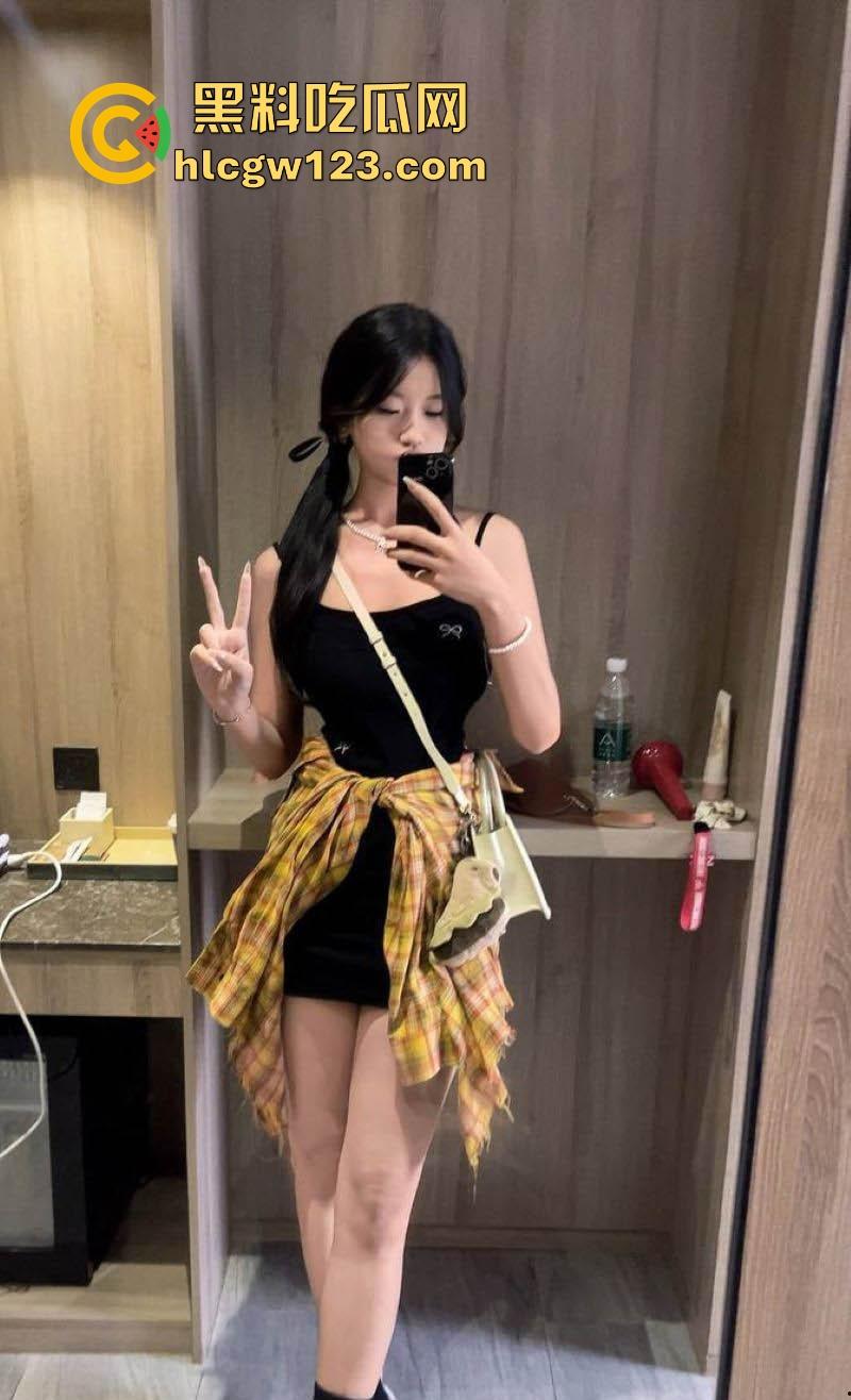 成都骚逼【魏欣欣】性爱视频曝光 骑乘舔手指骚态尽显 后入爆操肥臀 呻吟声直冲云霄！-1