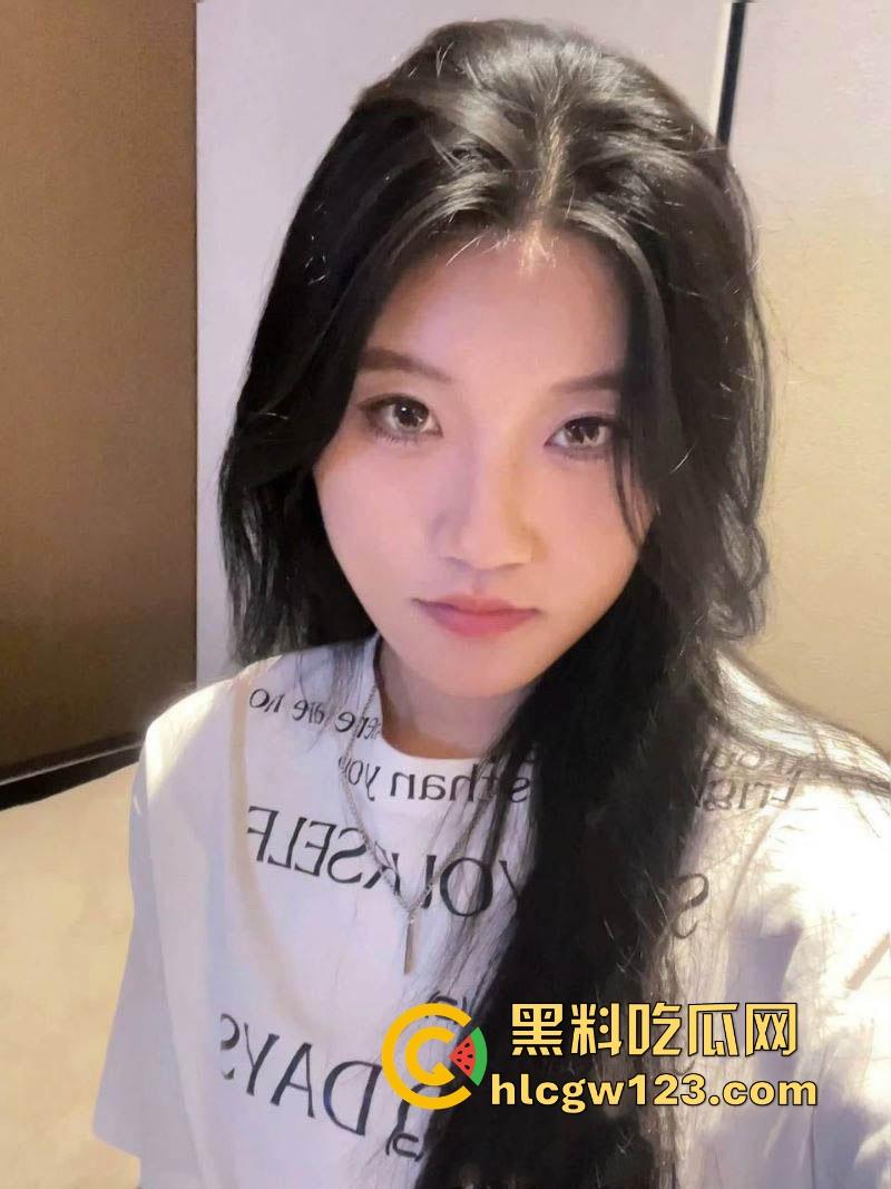 成都骚逼【魏欣欣】性爱视频曝光 骑乘舔手指骚态尽显 后入爆操肥臀 呻吟声直冲云霄！-3