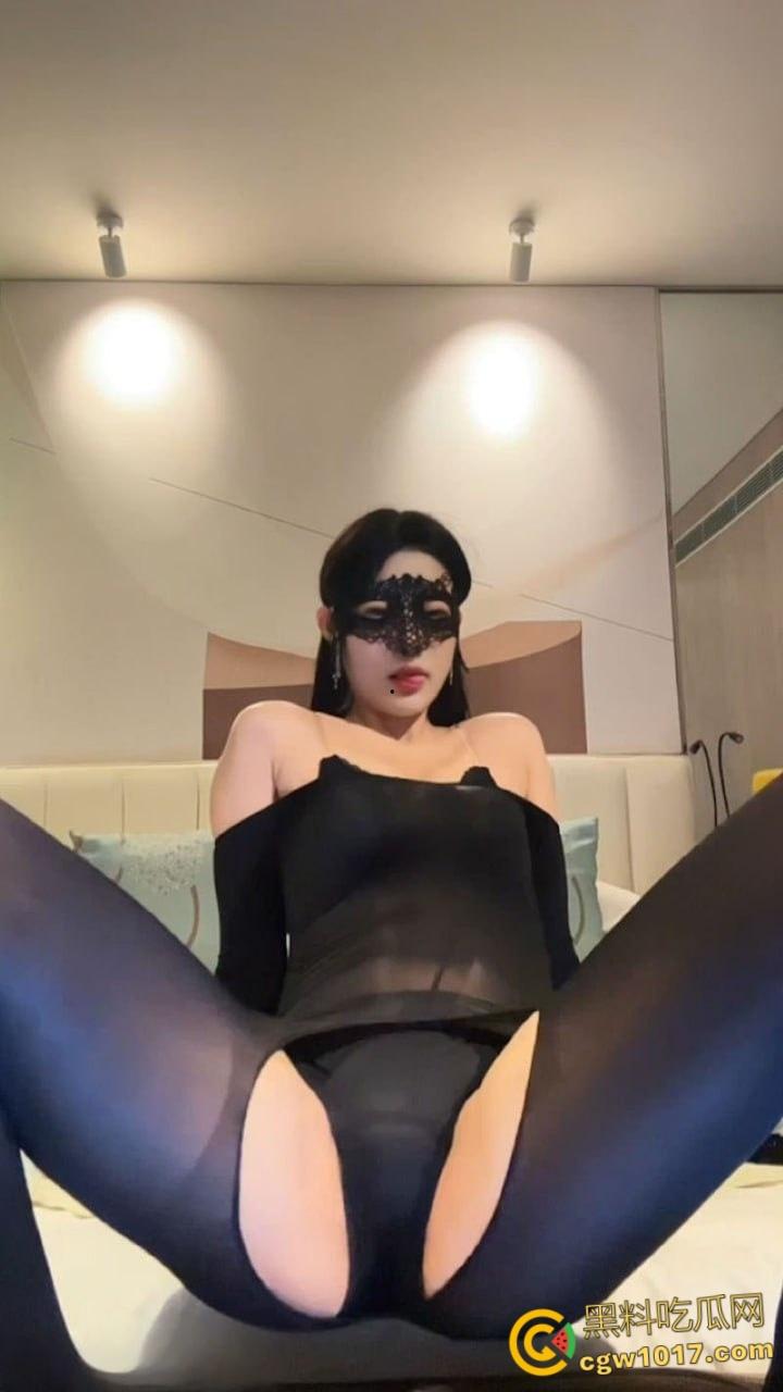 抖音百万粉丝网红【圈】，与金主裸聊黑料流出，甜美反差萌跪姿撩大哥，清纯播主秒变下贱母狗！-4