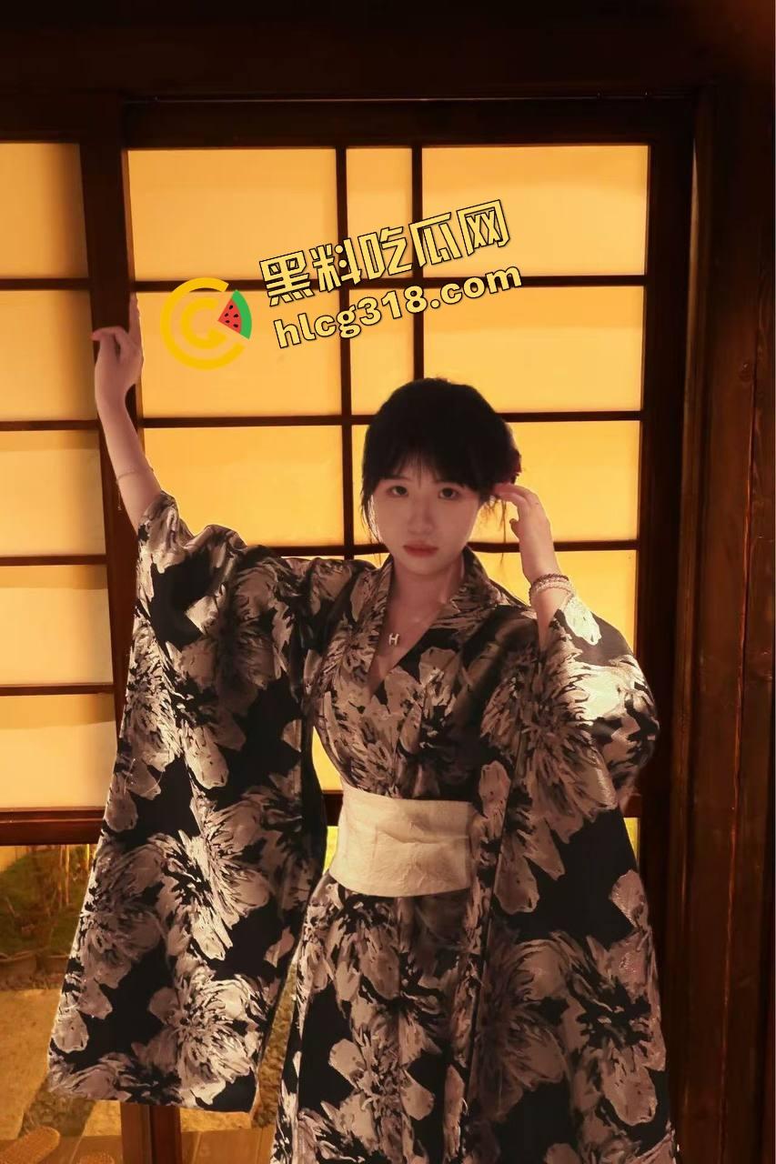 少妇大战硬不起来的弹力牛子，全程像在玩充气面条，玩了一整晚愣是没插进去，橡胶果实附体也太离谱了！-6