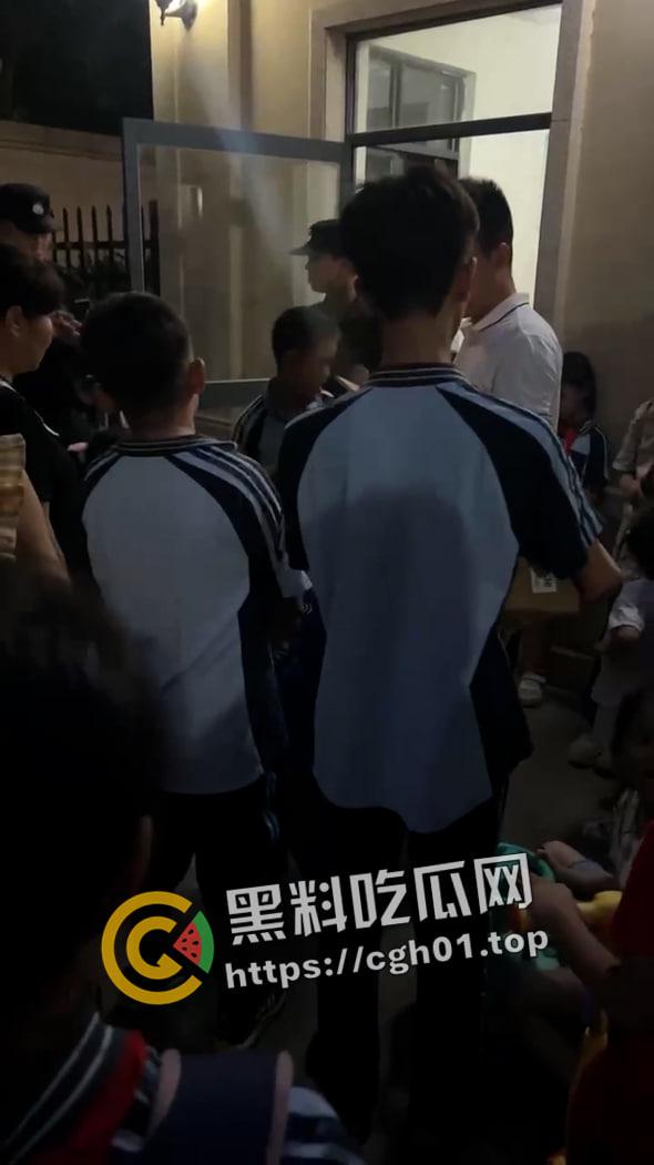 6年纪双胞胎男孩配合他人在小区内哄骗猥亵多名女孩   小畜生被其他家长暴打 抓捕现场曝光-1