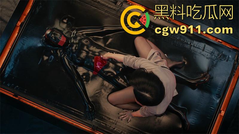 香港御姐女星【吴家丽】，限制级满天星电影《红夜》化身皮衣黑丝女王，性虐清纯少女，乳胶真空窒息后虐杀，太残暴了！-11