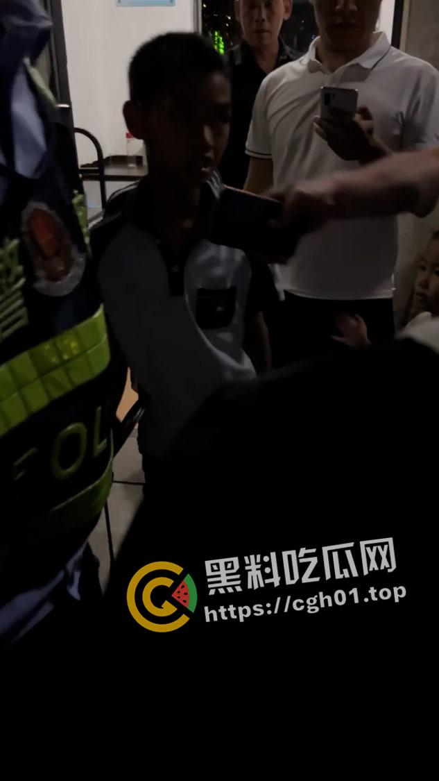 6年纪双胞胎男孩配合他人在小区内哄骗猥亵多名女孩   小畜生被其他家长暴打 抓捕现场曝光-2