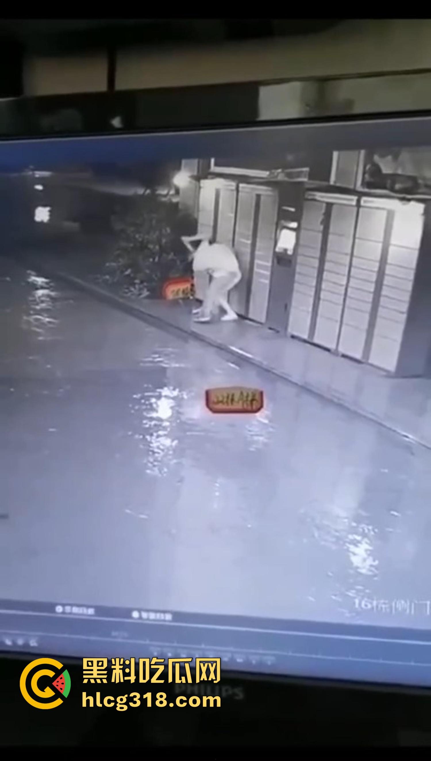 炎炎夏日成了偷拍狗的天堂，地铁公交全是猥亵逼，姑娘们裙子越短，偷拍狗越狂！-8