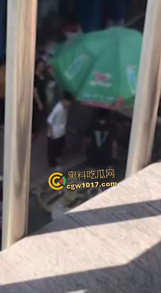 恋母儿子抓包母亲出轨老男人，脱衣服露排骨要单挑，情人无动于衷，老母还护奸夫，死去的老公看到会怎么想！-6