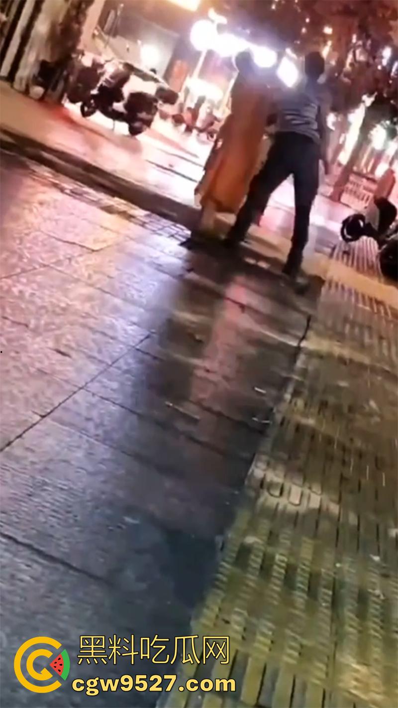 胆子很小但色心不小啊，女子开房偷情被老公发现，情夫躲在店里不敢出来，老公几次破门都失败了！-5