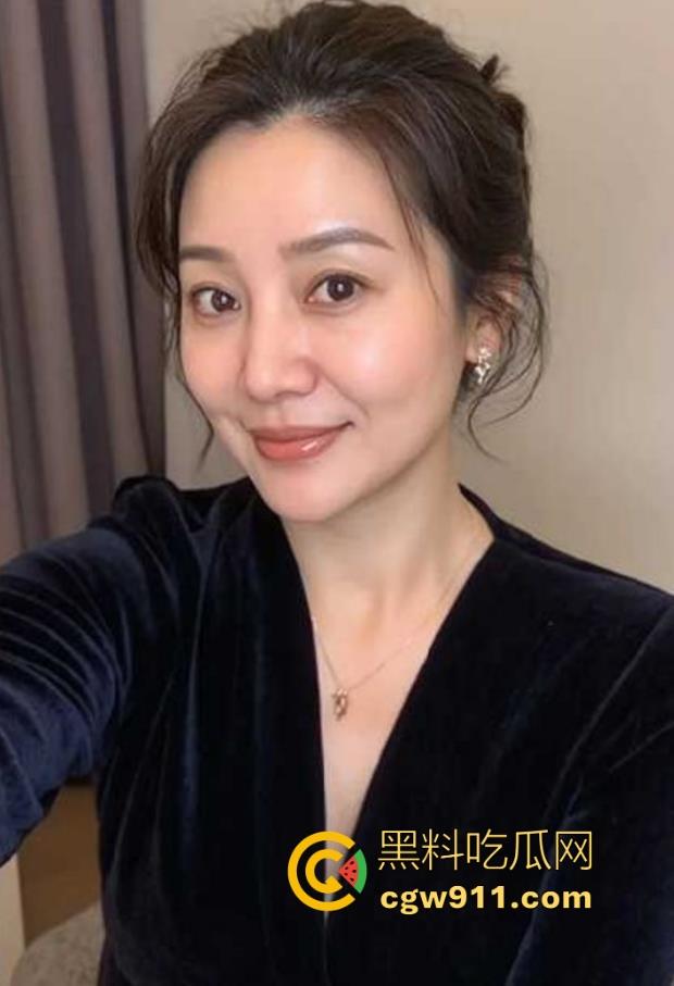 海角大神！母亲节用肉棒孝顺淫妈，咬牙猛干浓精颜射，无套后入花式做爱，母子互玩爽翻天！-4