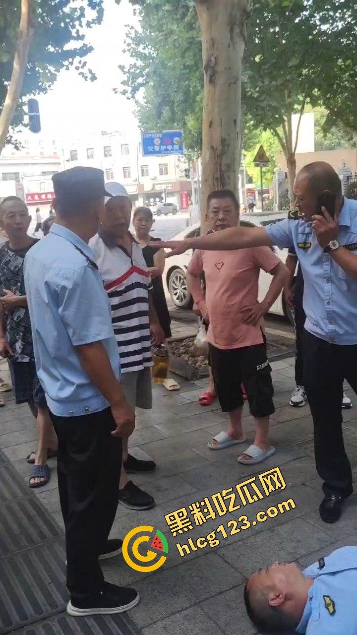 武汉超雄城管上演碰瓷大戏！大爷还没躺下他先躺，直接倒地喊头疼，懵逼大爷无路可走！-5
