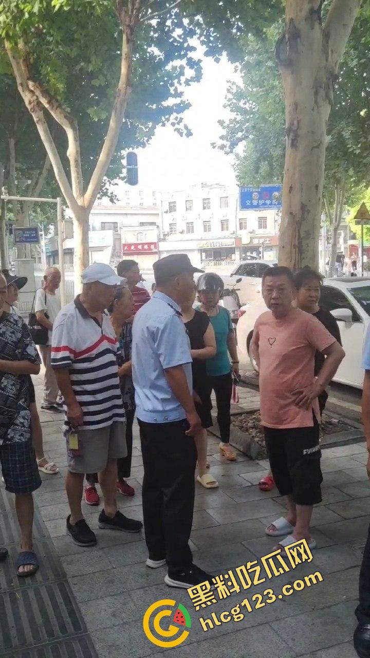 武汉超雄城管上演碰瓷大戏！大爷还没躺下他先躺，直接倒地喊头疼，懵逼大爷无路可走！-6