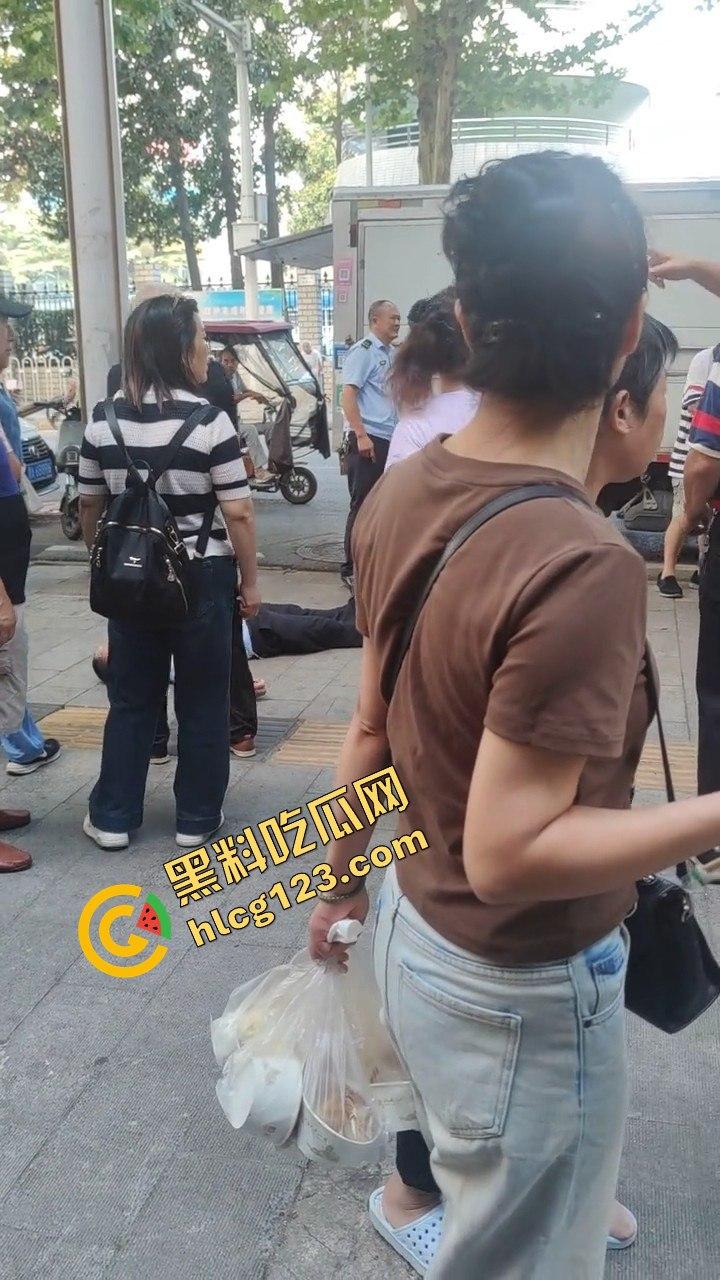 武汉超雄城管上演碰瓷大戏！大爷还没躺下他先躺，直接倒地喊头疼，懵逼大爷无路可走！-10