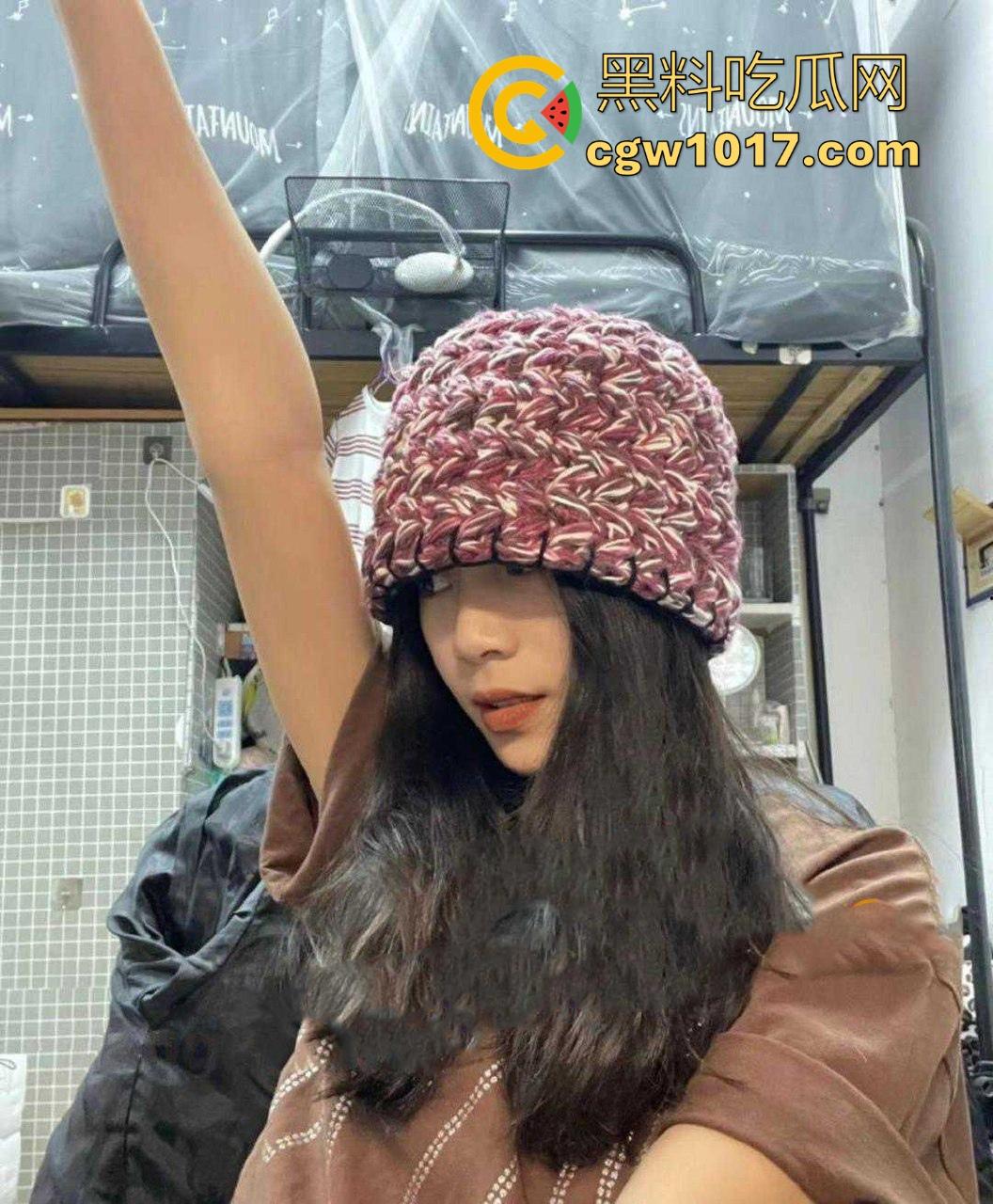 辽宁工商大学反差母狗【李思瑶】学弟心目中的白月光，堕落成了舔屌母狗，尽心尽力做好阴茎服务，辽工商大小母狗你值得拥有！-1