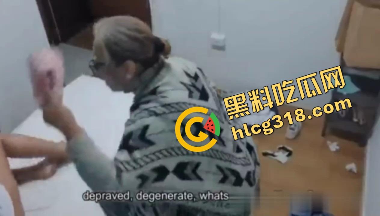 这画面我能看十遍，美国女主播开色播衣服刚脱一半，奶奶冲进来开锤，爷爷悄悄锁门摸奶！-9