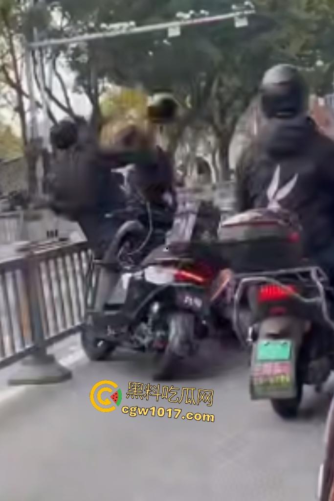 贵州路怒外卖小哥暴打逆行老大哥，头盔被一拳打爆，小哥脱头盔狂揍，从报警变惨叫，没流血倒是很丢脸！-2